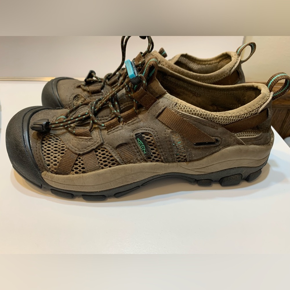 Keen water shows size 8 womens.